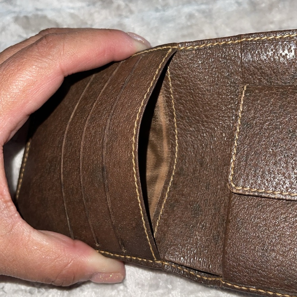 Preloved Gucci wallet good condition has some wear on folds n little on corner. - Picture 10 of 14